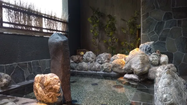 夜空を見上げながら寛げる露天風呂